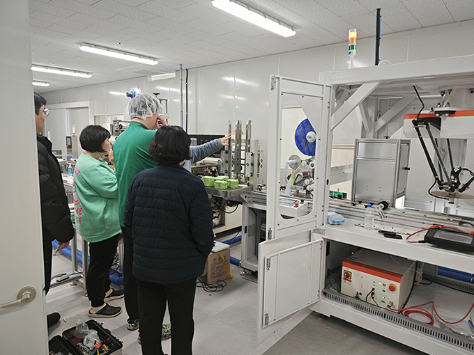 韩国湿巾粘盖机现场