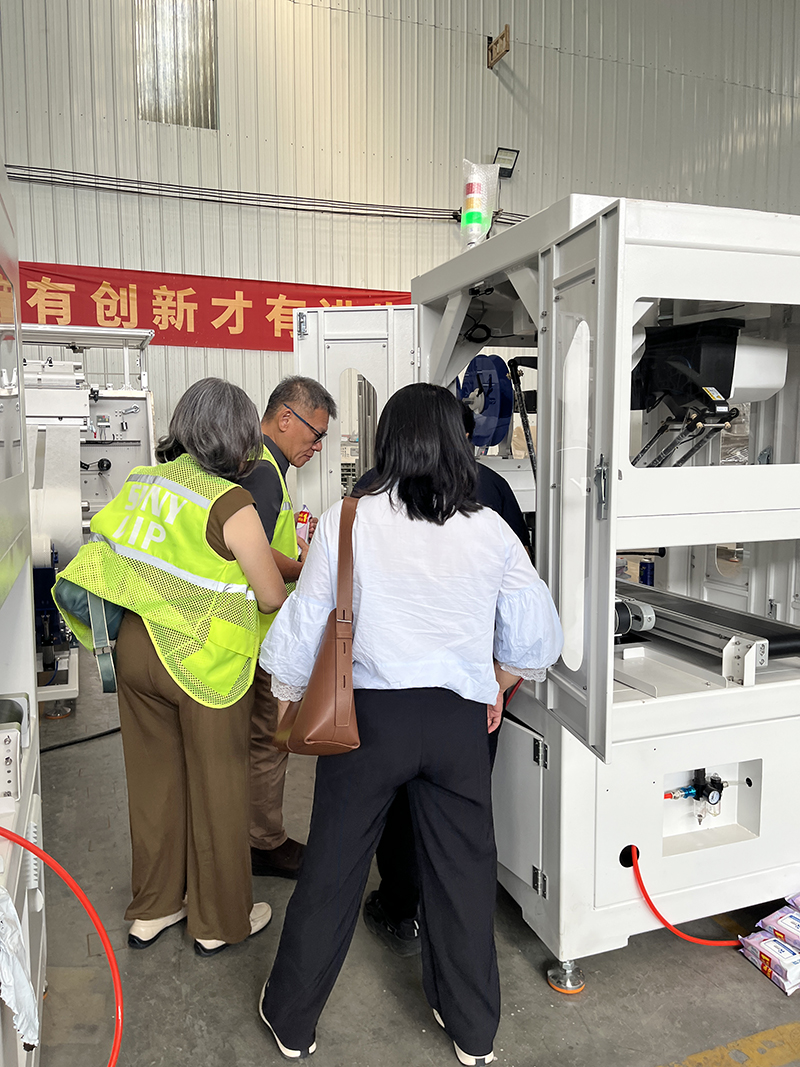 湿巾粘盖机 湿巾粘盖机